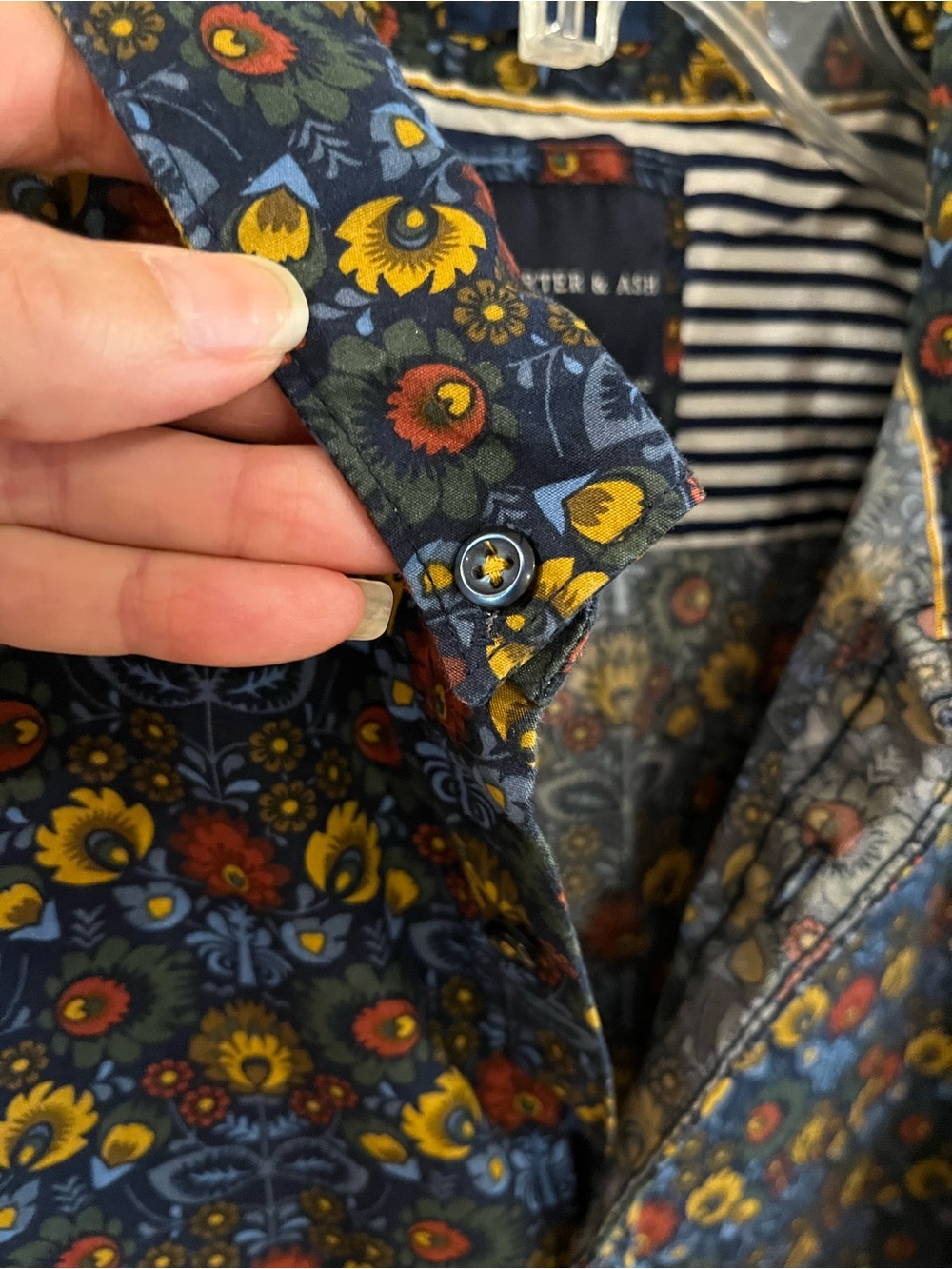 Porter & Ash Floral Print Button-Up shirt. 100% cotton. Navy blue yellow red. L - Picture 4 of 10